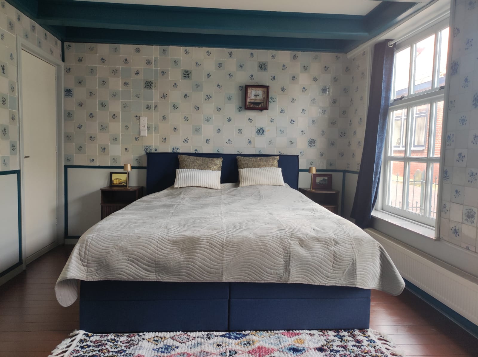 De Tegel Suite slaapkamer met authentieke Delfts blauwe tegels