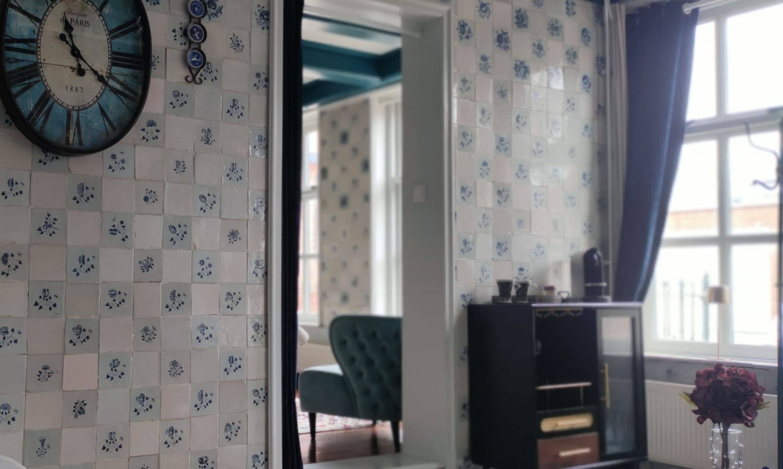 Doorkijk naar slaapkamer