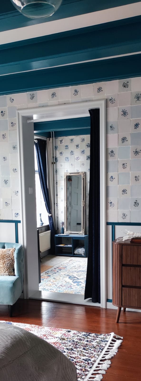 Doorkijk naar woonkamer